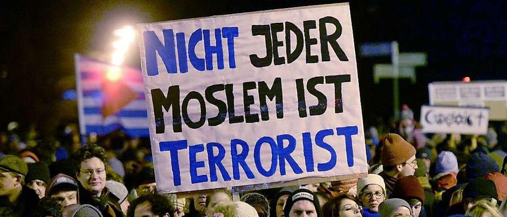 Klarer als diese Demonstranten auf der Anti-Legida-Demonstration in Leipzig kann man Raed Salehs Anliegen nicht zusammen fassen: Islam ist nicht gleich Islamismus!