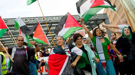Palästinenser und Linke demonstrieren am Potsdamer Platz in Berlin-Mitte für Gaza und gegen die israelische Politik.