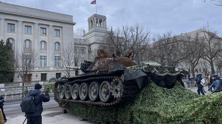 Panzerwrack vor der russischen Botschaft in Berlin.