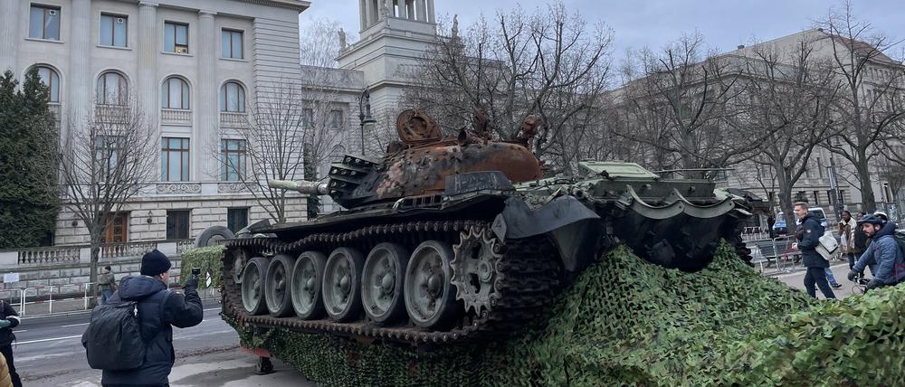 Panzerwrack vor russischer Botschaft