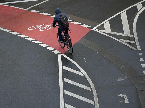 Mit dem Fahrrad ist man in Berlin oft schneller - lebt aber auch gefährlicher.