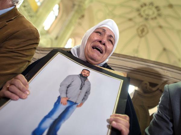 Die Mutter des Mordopfers, hielt vor dem Gerichtssaal im Kriminalgericht in Berlin-Moabit ein Bild ihres getöteten Sohns in ihren Händen.