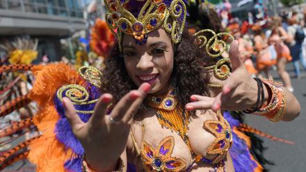 Buntes Fest: Eine Tänzerin der Gruppe Sapucaiu no Samba tanzt beim diesjährigen Karneval der Kulturen in Kreuzberg.