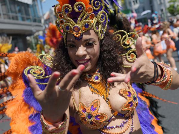 Buntes Fest: Eine Tänzerin der Gruppe Sapucaiu no Samba tanzt beim diesjährigen Karneval der Kulturen in Kreuzberg.