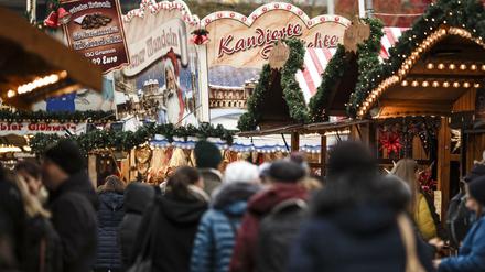 Auf den Weihnachtsmärkten wird man sich dieses Jahr bei Glühwein und gebrannten Mandeln nicht ganz so nahe kommen dürfen. 