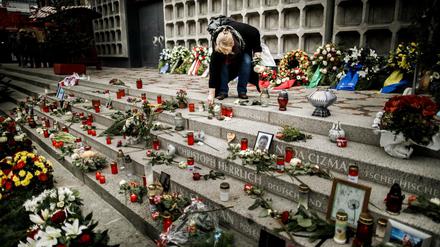 Kerzen erinnern vor der Gedächtniskirche an die Opfer des Breitscheidplatz-Anschlags.