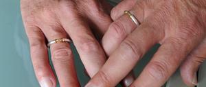 Bei einer kirchlichen Trauung in der Evangelischen Landeskirche dürfen jetzt auch gleichgeschlechtliche Paare Ringe tauschen.