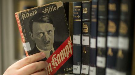 Verschiedene Ausgaben von Adolf Hitlers Schrift "Mein Kampf".