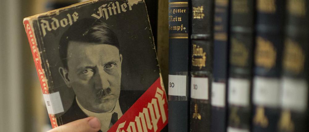Verschiedene Ausgaben von Adolf Hitlers Schrift "Mein Kampf".