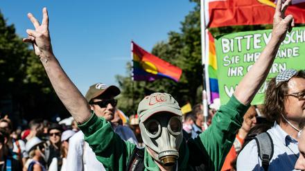 Ein Teilnehmer trägt eine Gasmaske bei der Demonstration gegen Corona-Maßnahmen am 1. August unweit des Brandenburger Tores. Dazu aufgerufen hat die Initiative „Querdenken 711“. 