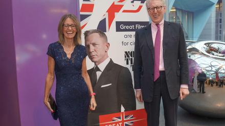 Great Movie. Die britische Botschafterin Jill Gallard und ZDF-Moderator Theo Koll beim Empfang zu Ehren von James Bond.