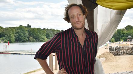 Jan Koslowski ist Festivalleiter und Regisseur des Stücks "Zum Späti an der Plötze – Ein Schwank", das am 1. August im Freibad Plötzensee Premiere feiert.