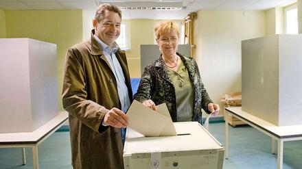 Potsdams Oberbürgermeister Jann Jakobs mit Ehefrau Christina bei der Stimmabgabe.