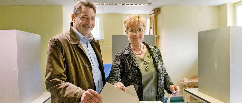 Potsdams Oberbürgermeister Jann Jakobs mit Ehefrau Christina bei der Stimmabgabe.