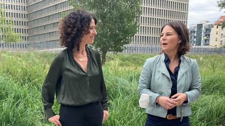 Berlins Grüne-Spitzenkandidatin Bettina Jarasch (l.) und die grüne Kanzlerkandidatin Annalena Baerbock wollen mehr Beton in der Stadt entsiegeln.