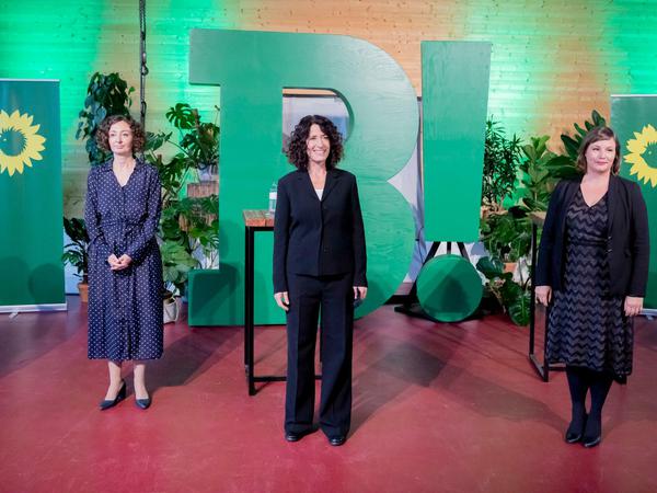 Nicht mit Ramona Pop (l.), nicht mit -r), nicht mit Antje Kapek (r.), sondern mit Bettina Jarasch als Spitzenkandidatin gehen die Grünen in Berlin in die Wahl 20121. 