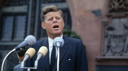 Ein Zitat aus Kennedys berühmter Rede vor dem Rathaus Schöneberg: "Alle freien Menschen, wo immer sie leben mögen, sind Bürger dieser Stadt West-Berlin, und deshalb bin ich als freier Mann stolz darauf, sagen zu können: Ich bin ein Berliner."