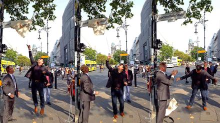 Bürgermeister im Bunde. René Knaak-Reichstein (r.) aus Joachimsthal enthüllt springend das Straßenschild, Reinhard Naumann aus der City West spendet Beifall. 