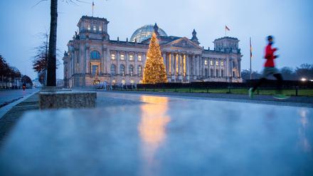 09.12.2020, Berlin: Das Reichstagsgebäude vor der Generaldebatte zum Bundeshaushalt am frühen Morgen. Foto: Christoph Soeder/dpa +++ dpa-Bildfunk +++