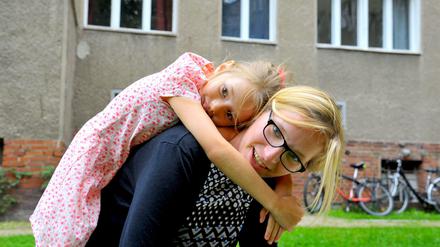 Alles im Griff? Die Pankower Doktorandin Johanna, 30, mit ihrer sechsjährigen Tochter Klara.