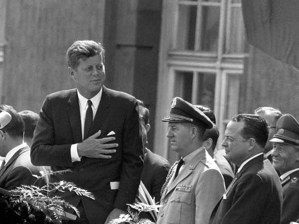 US-Präsident John F. Kennedy, hier am 26. Juni 1963 vor dem Rathaus Schöneberg, wurde bereits drei Tage nach seiner Ermordung mit einer Platzbenennung in Berlin geehrt. 
