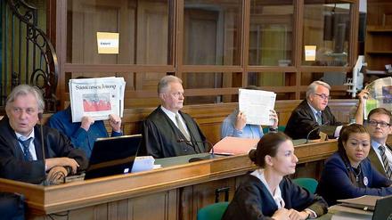 Drei Angeklagte am zweiten Prozesstag am 23.05.2013 um die tödliche Prügelattacke gegen Jonny K. Im Schwurgerichtssaal 700 des Landgerichts Berlin sitzt auch Jonnys Schwester Tina K. 