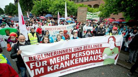 Viele für noch mehr. Die streikenden Pflegekräfte der Charité und ihre Unterstützer sammeln sich vor einer Demo durch die Berliner Innenstadt.
