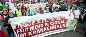 Viele für noch mehr. Die streikenden Pflegekräfte der Charité und ihre Unterstützer sammeln sich vor einer Demo durch die Berliner Innenstadt.