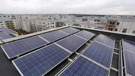 Solarstrom-Projekt auf einer zusammenhängenden Wohnanlage auf den Flachdächern des Plattenbau-Komplexes "Gelbes Viertel" am 19.03.2014 in Berlin-Lichtenberg.