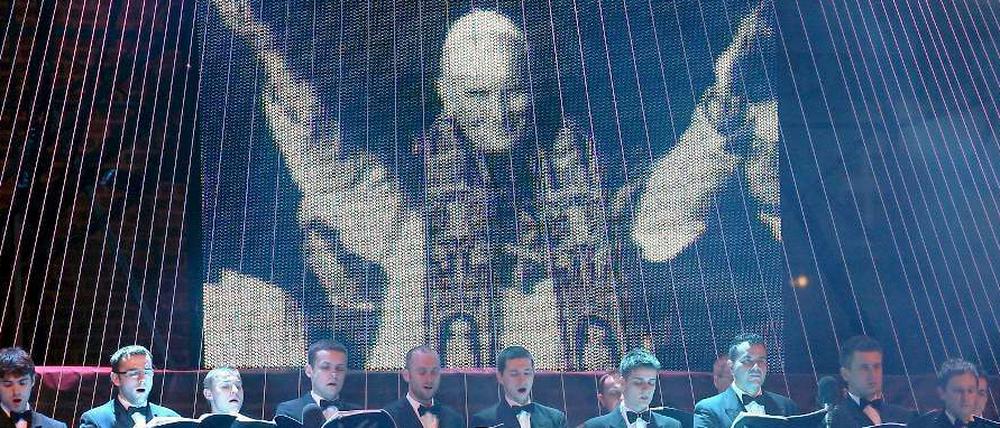 Polen huldigt seinem Idol Johannes Paul II. Sollten es auch die Berliner tun?