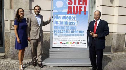 Dieter Graumann, Präsident des Zentralrats der Juden (rechts). Der Unternehmer Hans Wall und seine Frau Stefanie unterstützen die Aktion.