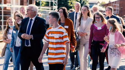 Unterwegs mit Jugendlichen. Bundespräsident Frank-Walter Steinmeier will die Anliegen von Jugendlichen ernst nehmen und stellt ihnen als Plattform das Schloss Bellevue und seinen Instagramkanal zur Verfügung. 