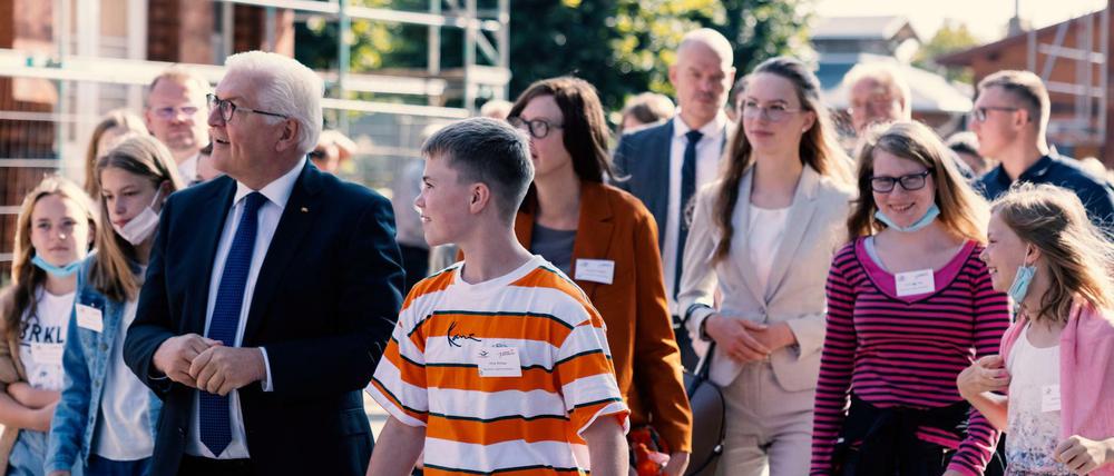 Unterwegs mit Jugendlichen. Bundespräsident Frank-Walter Steinmeier will die Anliegen von Jugendlichen ernst nehmen und stellt ihnen als Plattform das Schloss Bellevue und seinen Instagramkanal zur Verfügung. 