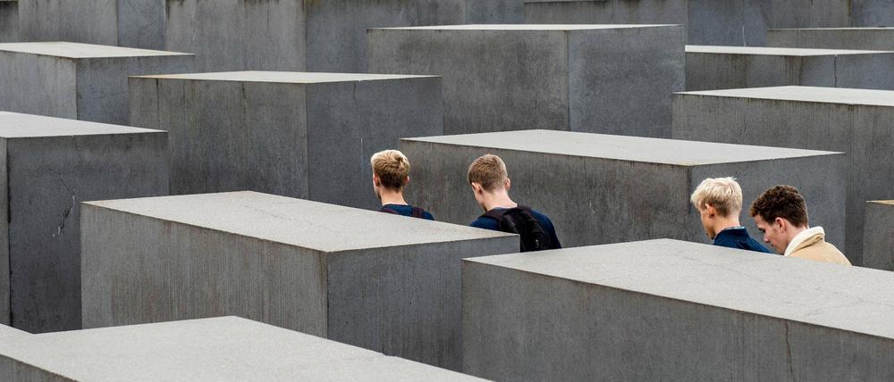 Das Stelenfeld des Holocaust-Mahnmals wird jedes Jahr von vielen Berlin-Besuchern begangen.