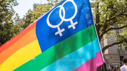 Berliner bekennen Farbe - gegen Homo- und Transfeindlichkeit.