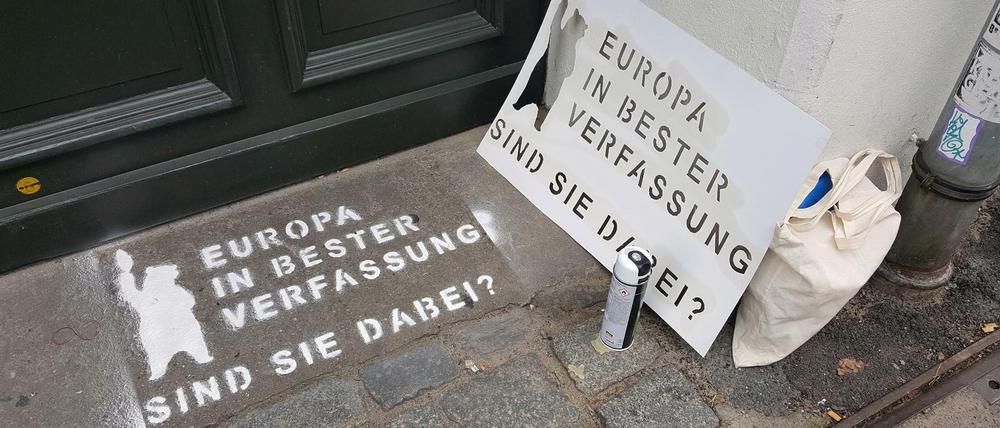 "Europa in bester Verfassung": Das sprühten Engagierte zum Auftakt der Kampagne mit weißer Sprühkreide vor die Büros von Berliner Politikern.