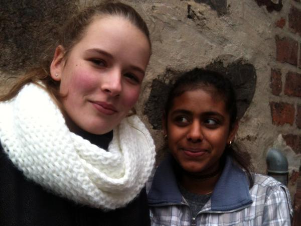 Gute Freunde. Auch Anne aus Jüterbog (links) und Matilda aus Albanien eilten nach dem Anschlag zu ihrem teils zerstörten Treff. Anne gibt dem Flüchtlingsmädchen dort seit neun Monaten regelmäßig Deutschunterricht. 