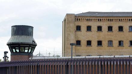 In Berliner Gefängnissen herrschen beengte Zustände. Mehrere Häftlinge haben das Land deshalb auf Schadenersatz verklagt.
