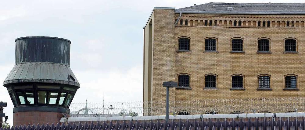 In Berliner Gefängnissen herrschen beengte Zustände. Mehrere Häftlinge haben das Land deshalb auf Schadenersatz verklagt.