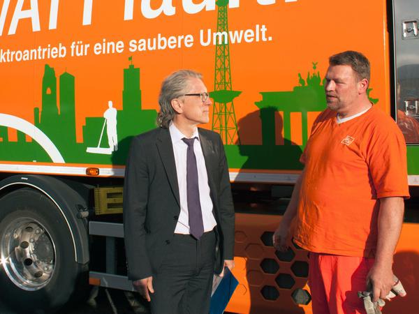Auf Du und Du mit einem BSR-Mitarbeiter und einem BSR-Hybrid-Müllauto: Finanzsenator Matthias Kollatz-Ahnen.