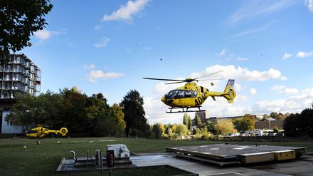 Startbahn Nord. Am Franklin-Klinikum (links im Bild) in Berlin-Steglitz ist "Christoph 31" stationiert; wer gerade im Krankenhaus liegt, kann die Hubschrauber den ganzen Tag über sehen und hören. Schlimm? Nicht für jeden. So mancher Patient spricht von "juter Abwechslung im Bette".
