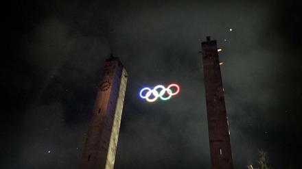 Bunte Ringe. Seit einigen Wochen sind die Ringe am Olympiastadion Berlin erleuchtet. Finden viele ganz schön.