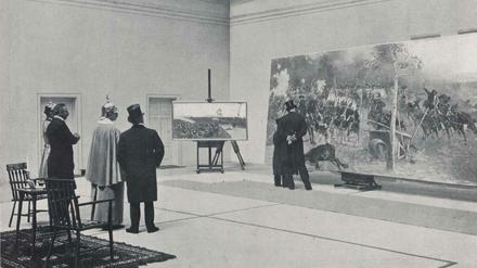 Kolossal! Kaiser Wilhelm II. besichtigt seine Auftragsarbeit „Die Schlacht bei Zorndorf“ im Schloss Monbijou. Dort hat er seinem Hofmaler Adalbert von Kossak ein Atelier eingerichtet.