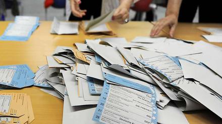 Ein Haufen Arbeit: Nicht nur für das Abgeordnetenhaus waren Millionen Stimmzettel auszuzählen. Auch über ihre Bezirksverordnetenversammlungen haben die Berliner abgestimmt.