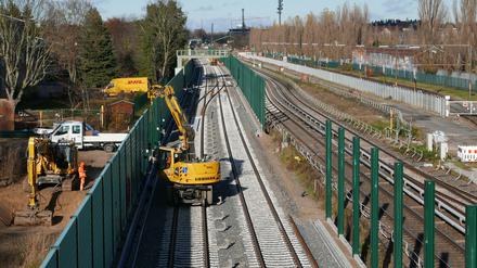 Die künftigen S-Bahn-Gleise liegen in der endgültigen Position, Blick vom Kamenzer Damm nach Norden. Am Montag wurden Lärmschutzwände gesetzt.