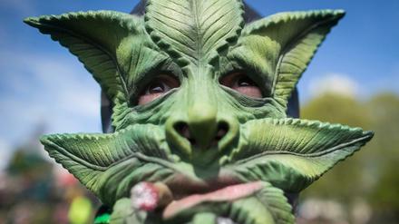 Ein Mann trägt zum Welt-Kiffer-Tag "420" eine Maske, die ein Marihuana-Blatt darstellen soll.