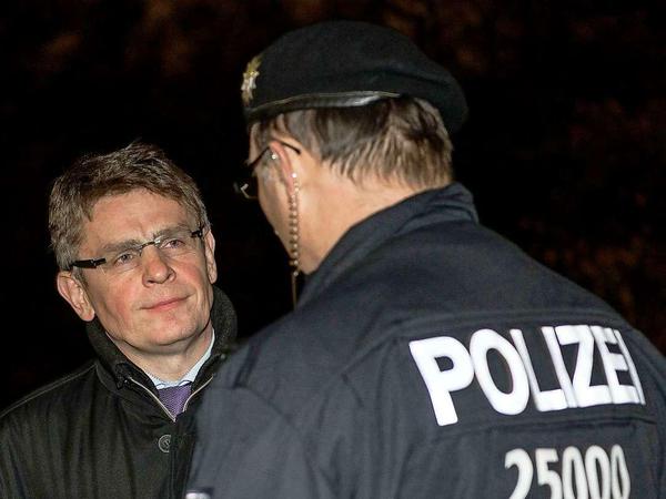 Polizeipräsident Klaus Kandt (links) informiert sich am Mittwochabend im Görlitzer Park über den Polizeieinsatz.