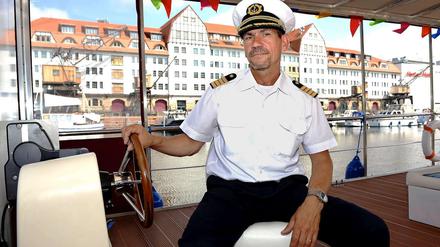 Auf dem Chefposten. Kapitän Andreas Engelland fährt künftig durch den Tempelhofer Hafen: zwischen Ost- und Westmole, montags bis sonnabends von 11 bis 19 Uhr. Die Fahrt ist kurz – und gratis. 