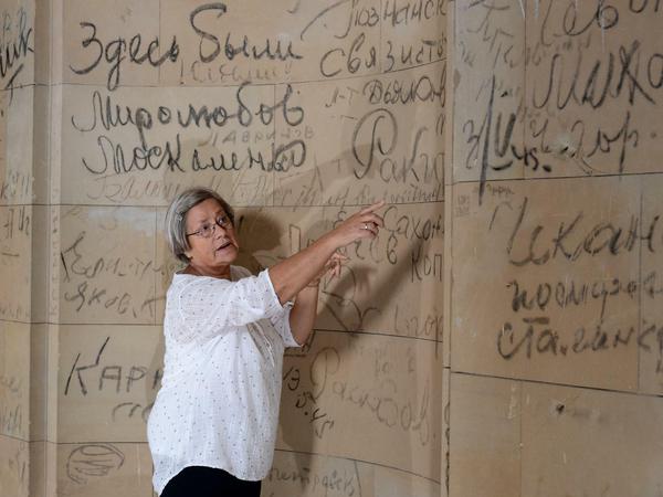 Karin Felix, Besucherführerin im Reichstagsgebäude, erläutert die russische Graffitti. 