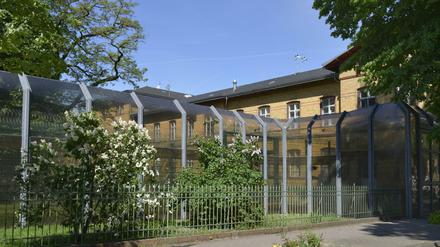 Die Karl-Bonhoeffer-Nervenklinik, Oranienburger Straße, in Reinickendorf ist eine von zwei Kliniken des Maßregelvollzugs in Berlin.